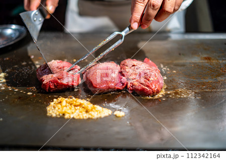 【#鉄板焼】ステーキ肉を焼くシェフの手元 【#鉄板焼】ステーキ肉を焼くシェフの手元 112342164