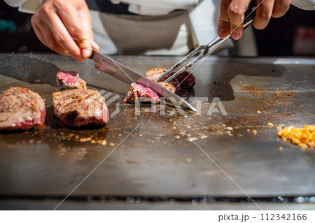 【#鉄板焼】ステーキ肉を焼くシェフの手元 【#鉄板焼】ステーキ肉を焼くシェフの手元 112342166