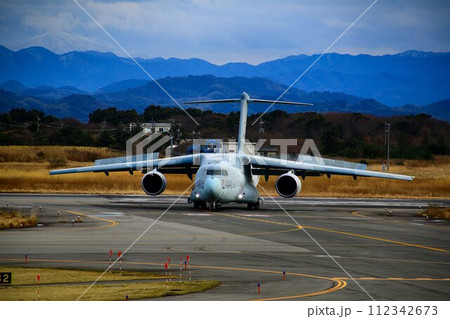 国内の航空産業の技術育成も開発目的… 美保基地の国産大型輸送機【C-2】 112342673