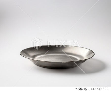 金属の丸い皿 金属の丸い皿 112342798