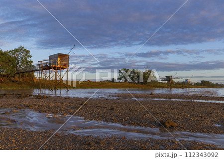 Traditional fishing hut on river Gironde, Bordeaux, Aquitaine, France 112343092