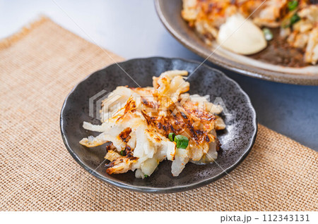 小皿に取り分けた大根餅 112343131