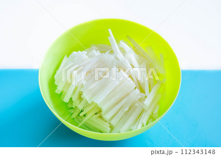 ボウルに入った大根の千切り ボウルに入った大根の千切り 112343148