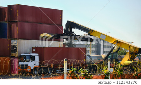 Reach-stacker and container truck 112343270