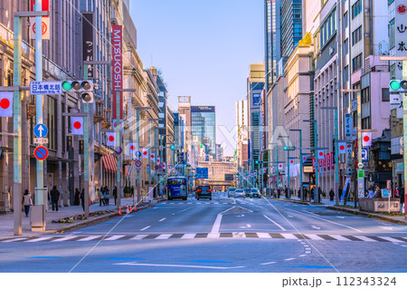 日本の東京都市景観 元日の日本橋北詰。三越などを望む。人や車は少ない＝令和6年1月1日 112343324