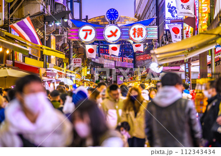日本の東京都市景観 元日・外国人観光客らで賑わうアメ横。インフルにもマ不要。賀正…新年に希望の光を 112343434