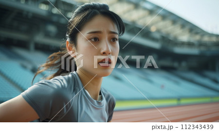 ランニングをする女性　陸上競技場 112343439