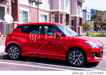 建物と赤い自動車 建物と赤い自動車 112343669