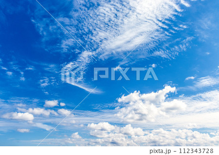 青空と白い雲 112343728