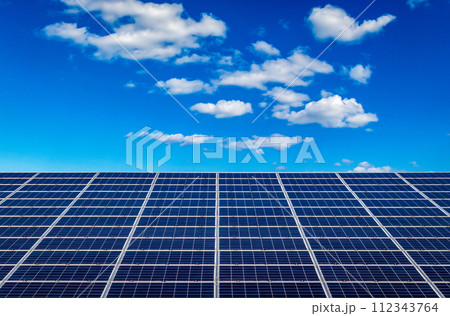 太陽光パネルが設置された太陽光発電所と青空 112343764