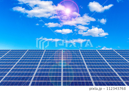 太陽光パネルが設置された太陽光発電所と青空 太陽光パネルが設置された太陽光発電所と青空 112343768