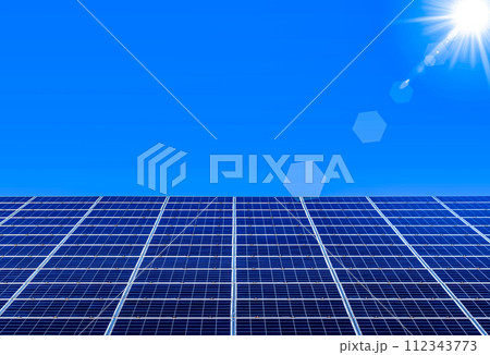 太陽光パネルが設置された太陽光発電所と青空 112343773