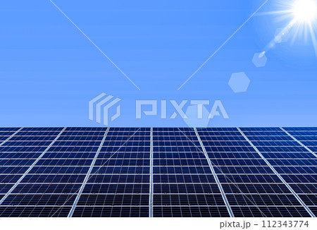 太陽光パネルが設置された太陽光発電所と青空 112343774