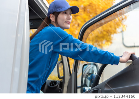 女性トラックドライバー 女性トラックドライバー 112344160