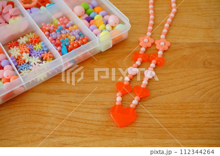 小学4年生の女の子のビーズ遊び作品。 112344264