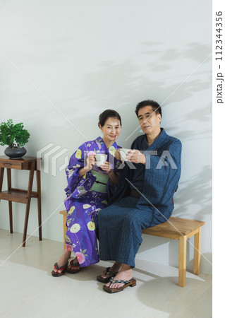 浴衣のミドル夫婦 112344356