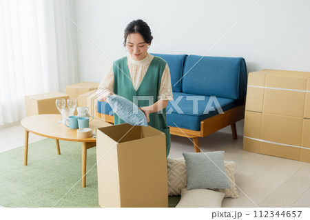 引越しの準備をする女性　　　　 112344657