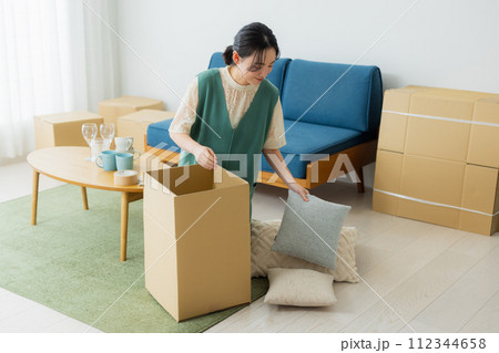 引越しの準備をする女性　　　　 112344658