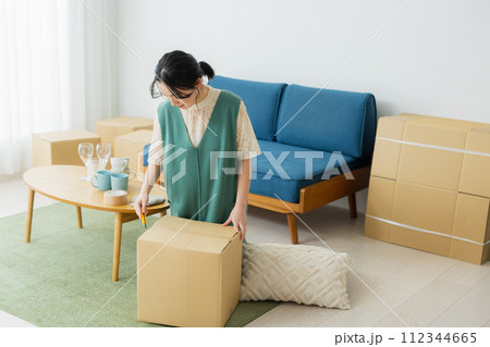 引越しの準備をする女性　　　　 112344665