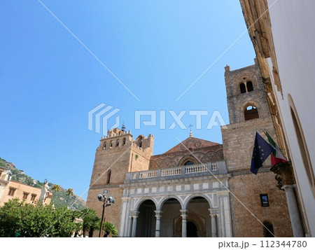 モンレアーレ大聖堂と青空　（イタリアパレルモ） 112344780