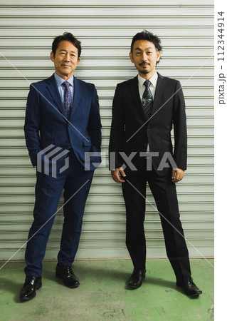 ミドルビジネスマン2人 112344914