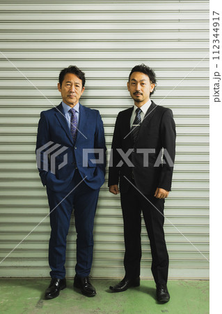 ミドルビジネスマン2人 112344917