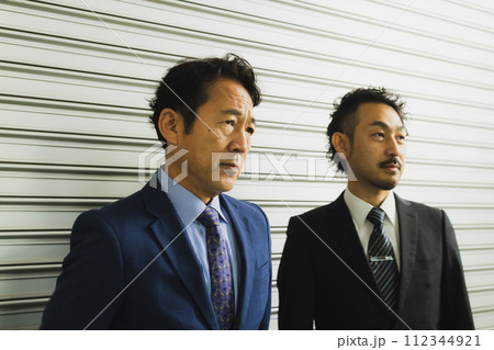 ミドルビジネスマン2人 112344921