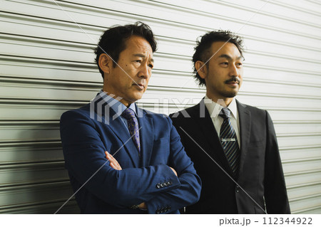 ミドルビジネスマン2人 112344922