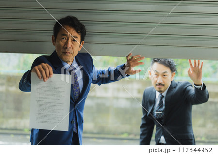 ガサ入れ風のおじさん 112344952