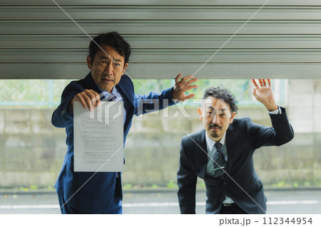 ガサ入れ風のおじさん 112344954