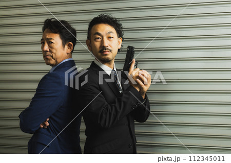 刑事ドラマ風のおじさん 112345011