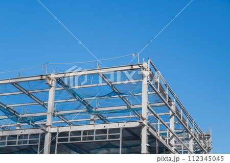 水平ネットを設置した建設現場 鉄骨建方工事 水平ネットを設置した建設現場 鉄骨建方工事 112345045
