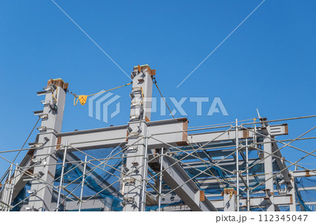 親綱と水平ネットを設置した建設現場　鉄骨建方工事 112345047