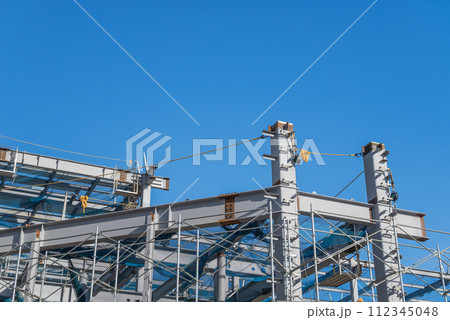 親綱と水平ネットを設置した建設現場 鉄骨建方工事 親綱と水平ネットを設置した建設現場 鉄骨建方工事 112345048