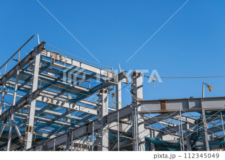 青空と鉄骨建方工事 青空と鉄骨建方工事 112345049