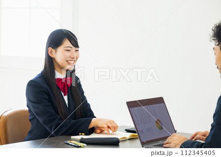 制服を着た女子高生 制服を着た女子高生 112345405