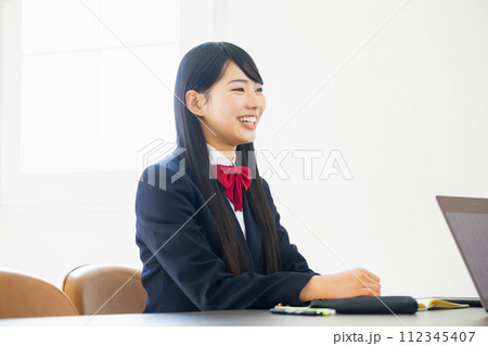 制服を着た女子高生　 112345407
