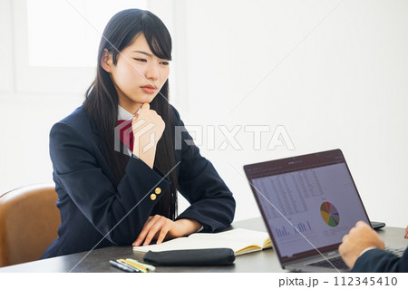 制服を着た女子高生 制服を着た女子高生 112345410