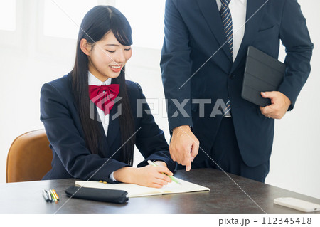 制服を着た女子高生 制服を着た女子高生 112345418