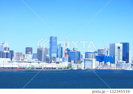 東京都港区、東京の町並みと東京タワーの風景 東京都港区、東京の町並みと東京タワーの風景 112345539