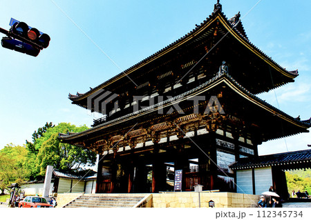 【京都】春の仁和寺 青空と二王門 【京都】春の仁和寺 青空と二王門 112345734
