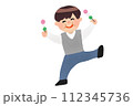 花より団子で踊る男性 112345736