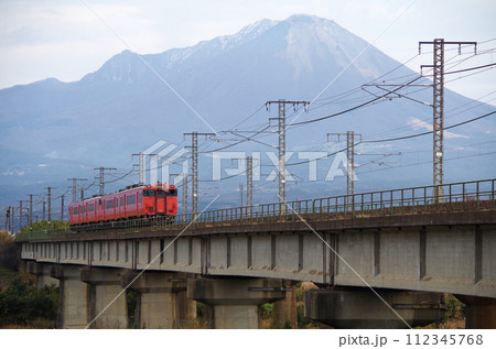 日野川の鉄道橋梁をキハ40系キハ47形ディーゼル普通列車が通過する光景 112345768