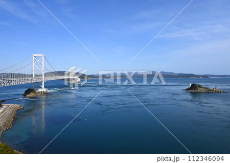 四国徳島県から望む鳴門海峡と淡路島 四国徳島県から望む鳴門海峡と淡路島 112346094