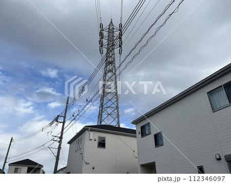 送電塔に近い戸建て住宅 送電塔に近い戸建て住宅 112346097