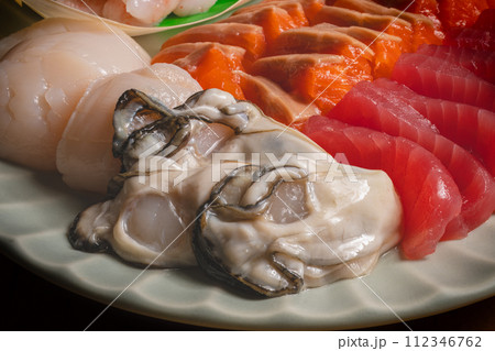 海鮮刺身盛り 鮪 鮭 エビ ホタテ 牡蠣 海鮮刺身盛り 鮪 鮭 エビ ホタテ 牡蠣 112346762