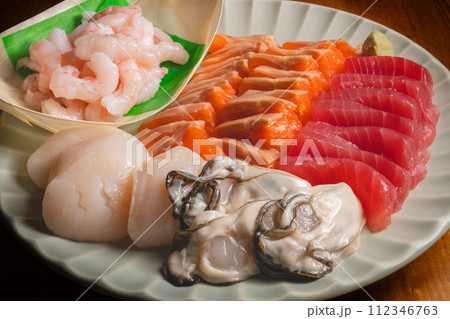 海鮮刺身盛り 鮪 鮭 エビ ホタテ 牡蠣 海鮮刺身盛り 鮪 鮭 エビ ホタテ 牡蠣 112346763