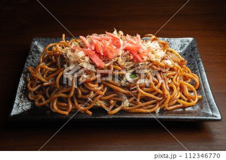 美味しそうなソース焼きそば　紅生姜　俯瞰 112346770