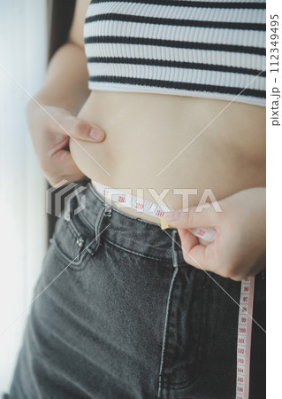 Women body fat belly. Obese woman hand holding excessive belly fat. diet lifestyle concept to reduce belly and shape up healthy stomach muscle. 112349495