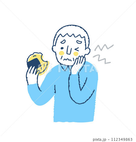 せんべいを食べて歯の痛みを感じるシニア男性 112349863